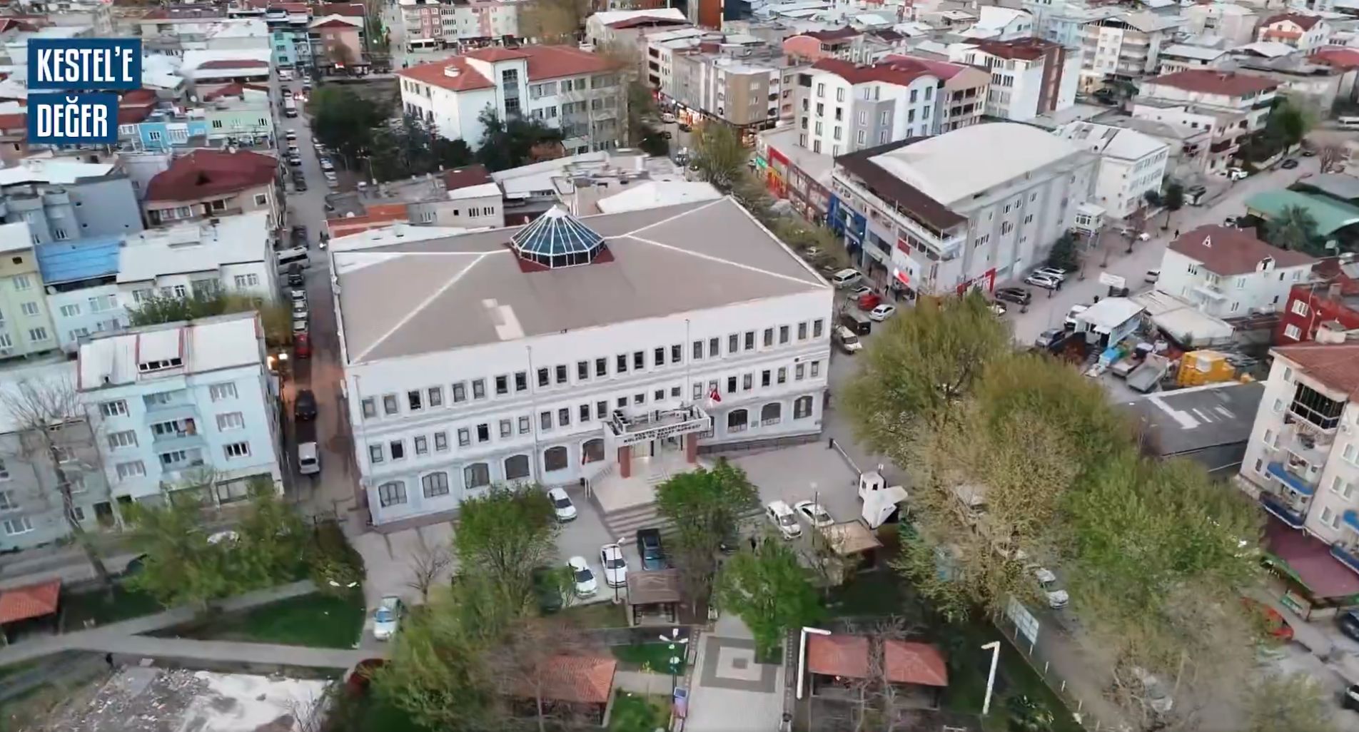 Her çocuğun içinde keşfedilmeyi bekleyen güzel bir dünya olduğuna inanıyor; onların yanında olmaya devam ediyoruz