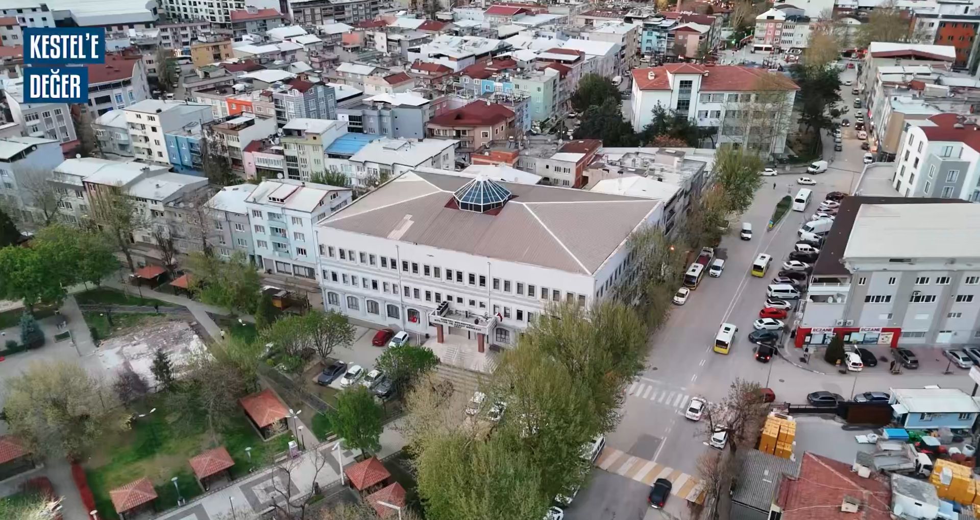 Her çocuğun içinde keşfedilmeyi bekleyen güzel bir dünya olduğuna inanıyor; onların yanında olmaya devam ediyoruz