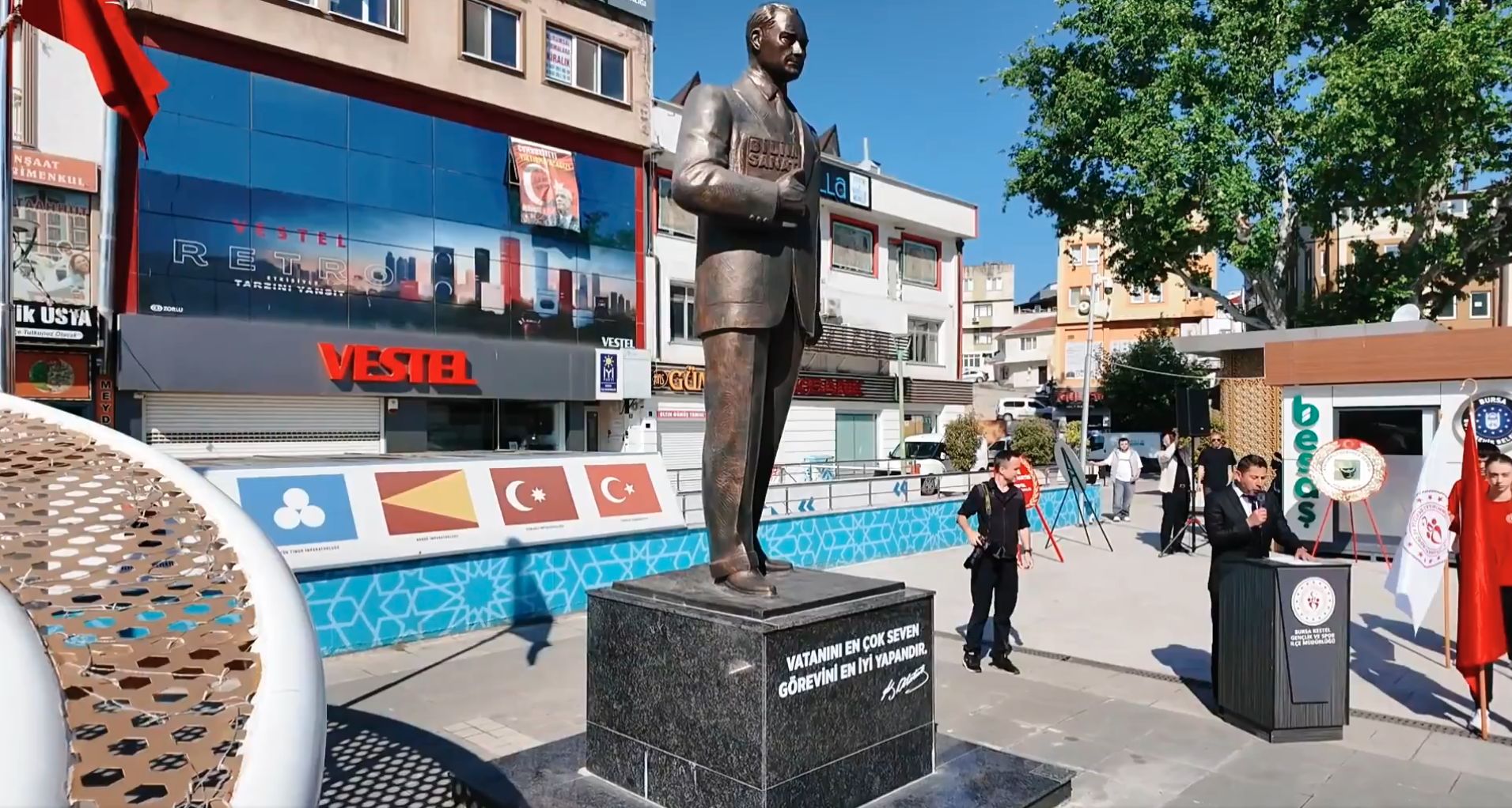Başta Gazi Mustafa Kemal Atatürk olmak üzere tüm kahramanlarımızı rahmet, minnet ve saygıyla anıyorum.