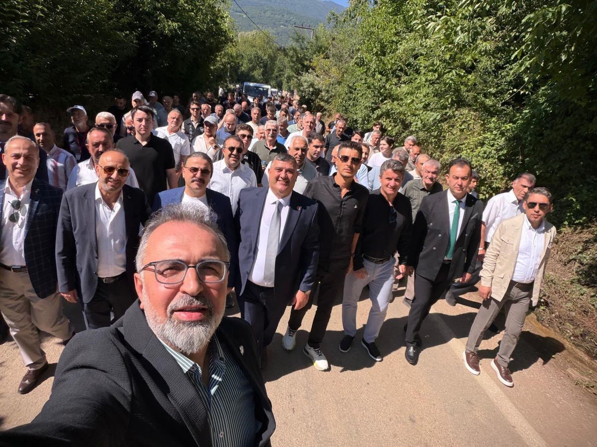 Mehter sesleri yükseliyor, köy meydanı coşkuyla doluyor...